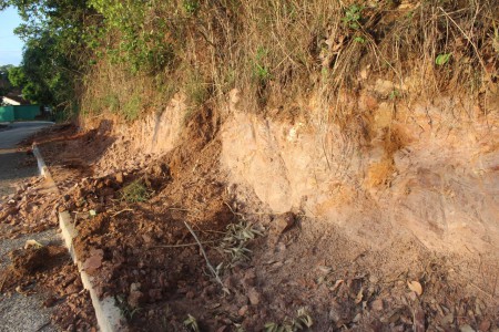 A Prefeitura de Campinaçu (GO) tem feito calçadas para todos os moradores. Nesta rua foi preciso desafiar o barranco, mas a calçada foi construída.